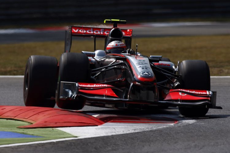 Kovalainen nimmt sauber eine Schikane