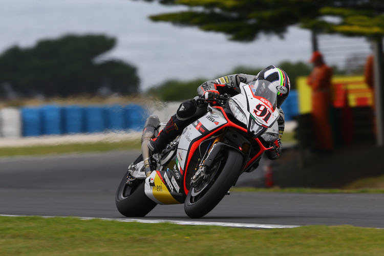 Leon Haslam mit der Aprilia RSV4 auf Phillip Island