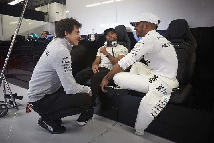 Toto Wolff mit den Brüdern Hamilton