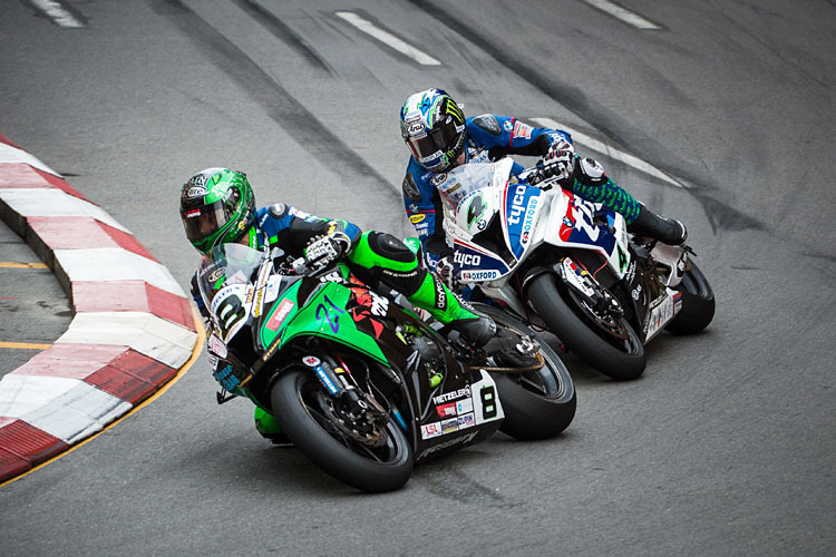 Horst Saiger (8) und Ian Hutchinson (4) beim Macau Motorcycle GP