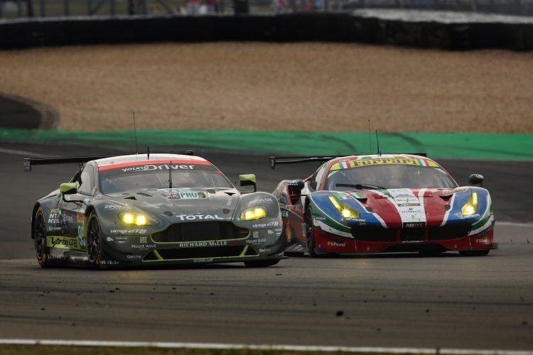 2017 werden wieder enge Duelle erwartet: Wie hier zwischen dem Aston Martin Vantage (li.) und dem Ferrari 488 GTE