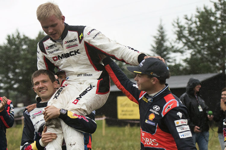 Ott Tänak wird von Sébastien Ogier und Hayden Paddon gefeiert