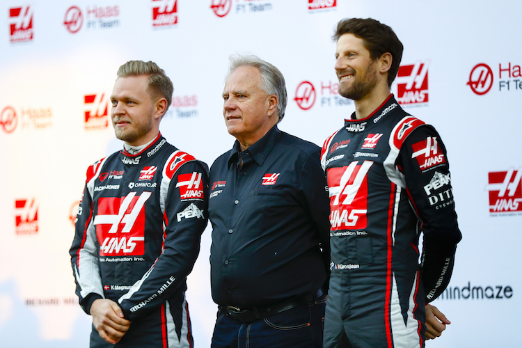 Rennstallbesitzer Gene Haas mit seinen Piloten Kevin Magnussen (links) und Romain Grosjean (rechts)
