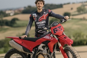 Francesco Bagnaia mit seiner speziellen Ducati Desmo MX 450)