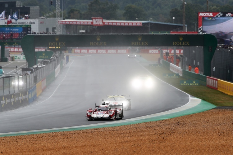 Ein LMP2 vor einem GTE bei den 24h Le Mans 2021