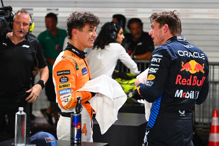 Lando Norris (l.) und sein Kumpel Max Verstappen im Parc Fermé in Singapur