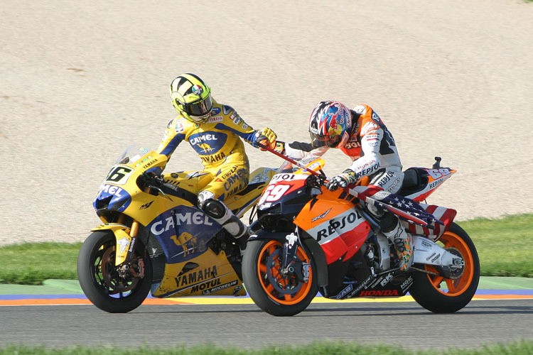 Valencia 2006: Valentino Rossi muss Nicky Hayden zum Titel gratulieren