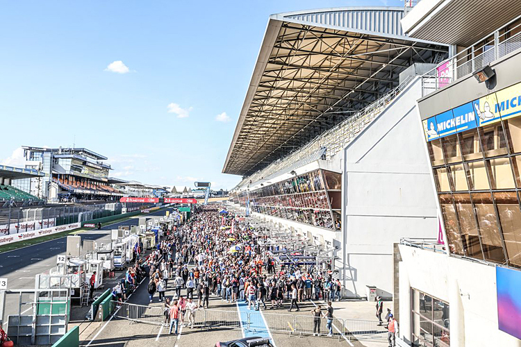 Beängstigendes Gedränge beim Pitwalk in Le Mans