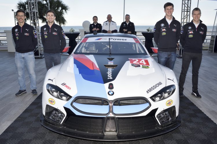 Der BMW M8 GTE und die IMSA-Einsatzfahrer: Alexander Sims, Connor De Phillippi, John Edwards und Jesse Krohn (v.li.)