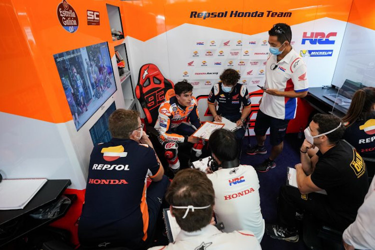 Meeting in der Repsol-Honda-Box von Marc Márquez