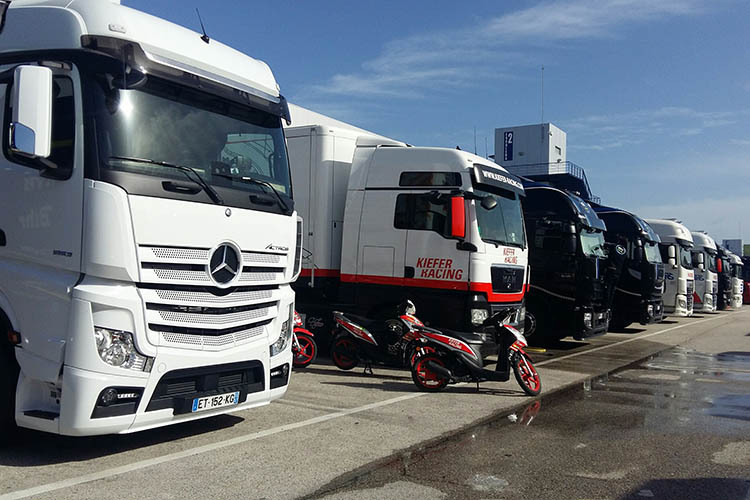 Das Fahrerlager in Jerez ist bereits mit den Teamtrucks der Klassen Moto2 und Moto3 gefüllt