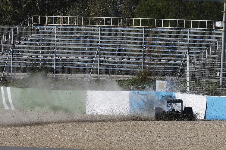 Lewis Hamilton segelt mit dem neuen Mercedes in die Reifenstapel