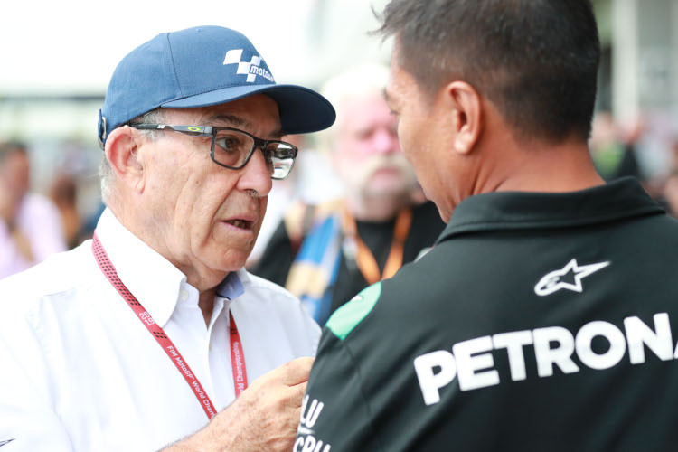 Dorna-Boss Carmelo Ezpeleta im Gespräch mit Razlan Razali, Team Principal von Petronas SRT