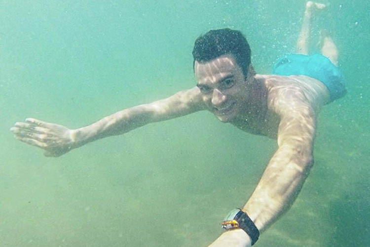 Dani Pedrosa schwimmt in der Schweiz
