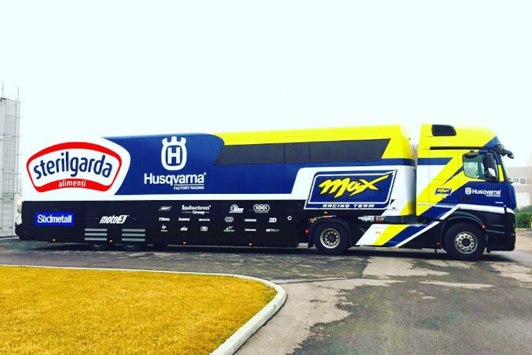 Der Truck des Max Racing Teams in den bekannten Husqvarna-Farben