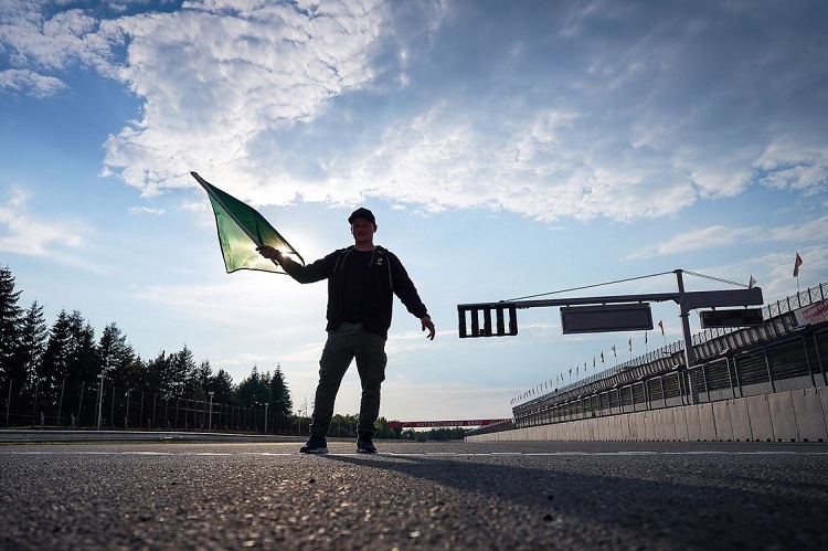 Grüne Flagge vor blauem Himmel: Ein Anblick, bei dem jedes Racerherz schneller schlägt