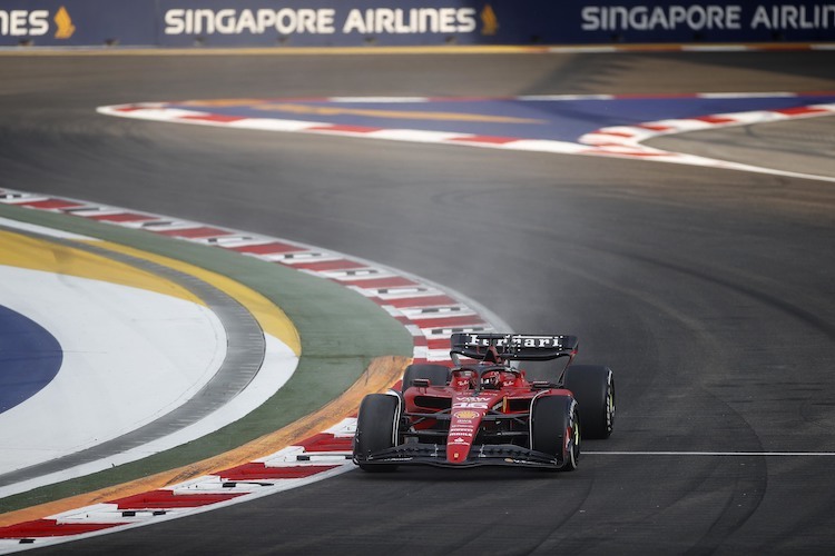 Charles Leclerc umrundete den Strassenkurs von Singapur im ersten Training am Schnellsten