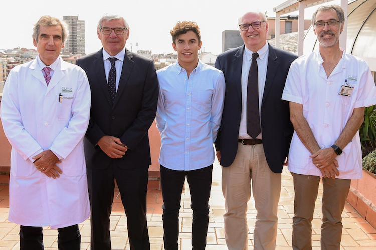 Marc Márquez mit den Ärzten des Universitätskrankenhauses von Barcelona