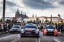 Zahlreiche Fans begleiteten den Rallyecorso durch die Hauptstadt Prag