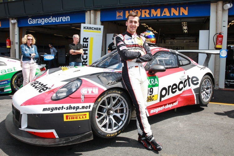 Sven Müller vor dem Porsche 911 GT3 R in der Boxengasse von Zandvoort 2017