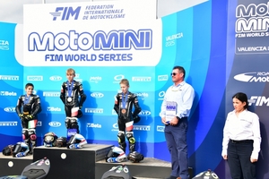 Orga-Chefin Ana Ezpeleta, rechts neben den Kindern)