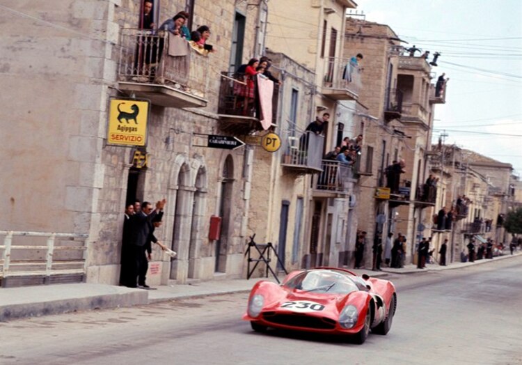 Mit 250km/h durchs Dorf: Vaccarella/Bandini 1966 im Ferrari