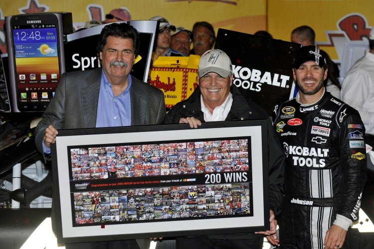 NASCAR-Präsident Mike Helton mit Rick Hendrick und Jimmie Johnson