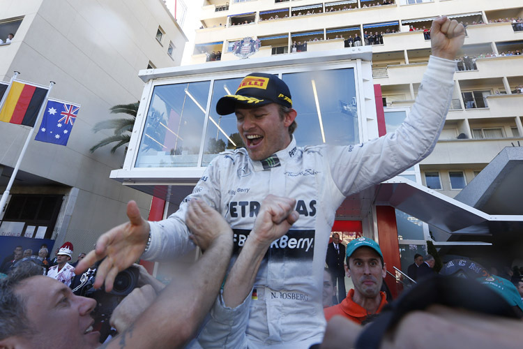 Freudentaumel: Nico Rosberg feiert mit den Mercedes-Mechanikern
