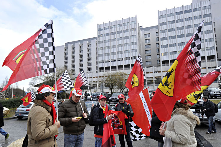 Fans am Freitag vor der Klinik in Grenoble