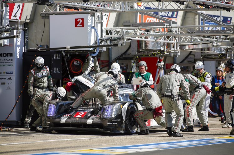 Der Porsche 919 Hybrid von Romain Dumas, Neel Jani und Marc Lieb beim Service