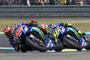 Maverick Viñales vor seinem Yamaha-Teamkollegen Valentino Rossi