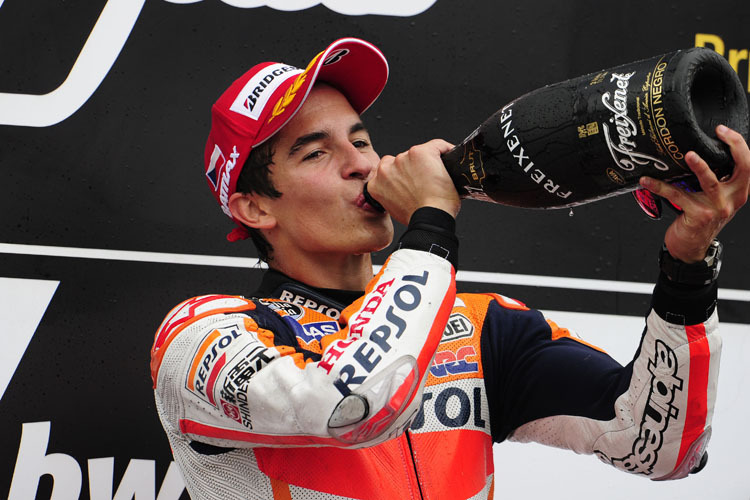 Gewohntes Bild: Marc Márquez nimmt einen Schluck vom Sieger-Champagner