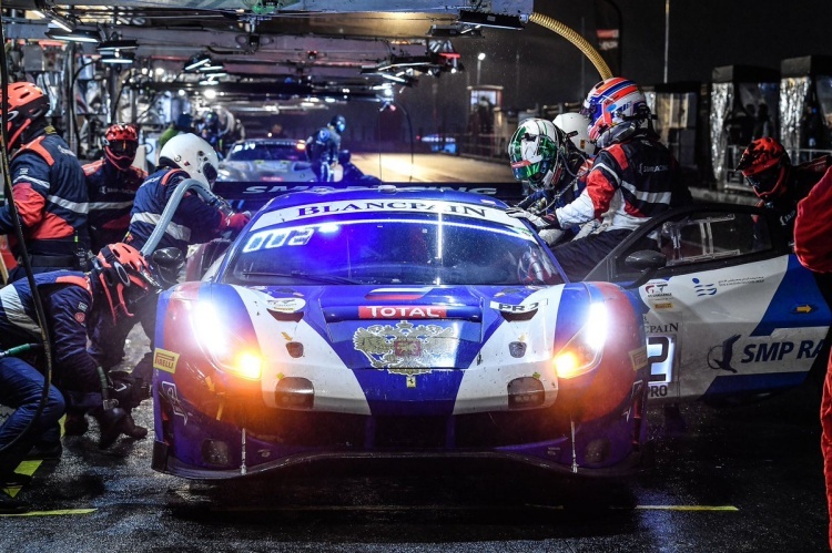 Der Ferrari 488 GT3 von SMP Racing beim Boxenstopp während der 24h von Spa-Francorchamps