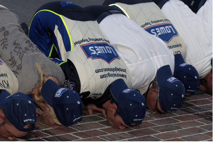 Johnson und seine Crew küssen den Brickyard