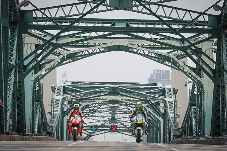 Seltenes Bild: MotoGP-Maschinen auf der Memorial-Brücke