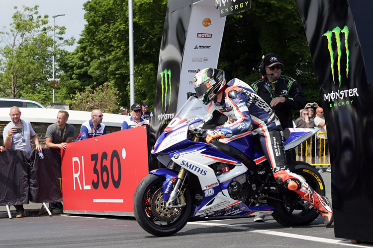 Peter Hickman macht sich auf den Weg zu seinem ersten TT-Sieg