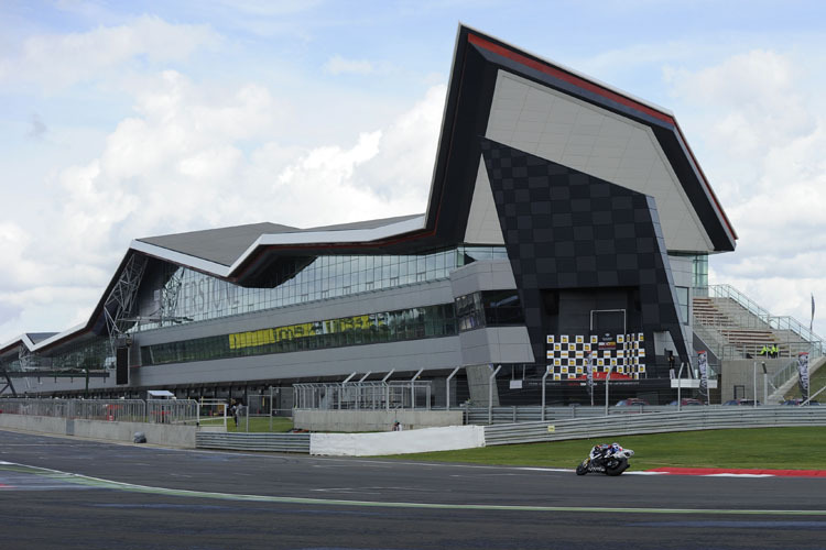 Das futuristische Boxengebäude in Silverstone