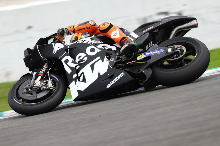 Pol Espargaró spult mit dem neuen KTM-Chassis fleißig Runden ab