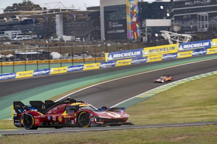 Der Werks-Ferrari 499P wie immer in Rot