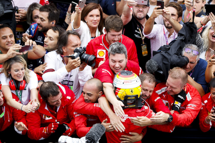 Sebastian Vettel warf sich in die Arme seiner Mannschaft