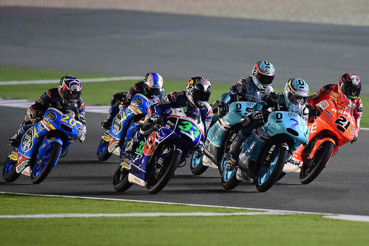 Das Rennen in Katar: Quartararo (20) hinter Bastianini (33), Vazquez (7), Bagnaia (21) und Kent (52)