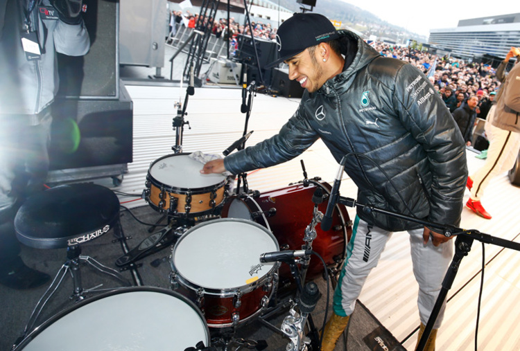 Hobby-Drummer und Formel-1-Weltmeister Lewis Hamilton sorgte in Stuttgart für viel Lärm
