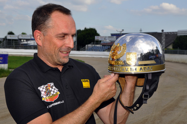 Rennleiter Mario Trupkovic mit seinem Silberhelm von 1990