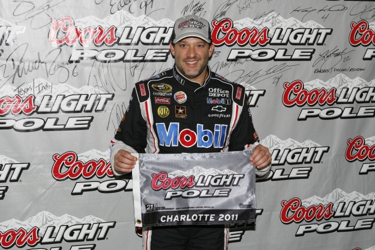 Tony Stewart startet beim Nachtrennen in Charlotte von Platz 1