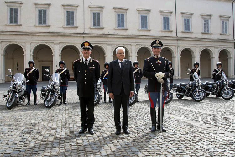 Italiens Präsident Sergio Mattarella und die Geschäftsleitung der Piaggio Group