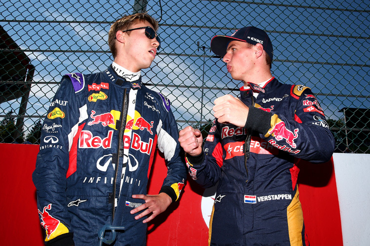 Meisterstück und bittere Pille für Daniil Kvyat (li.): Max Verstappen bleibt der Red Bull-Familie erhalten