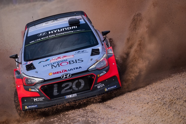 Thierry Nueville führt im Hyundai i20 WRC auf Sardinien