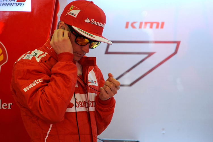 Der Knopf im Ohr ist Ferrari-Star Kimi Räikkönen offenbar nicht immer eine Hilfe...