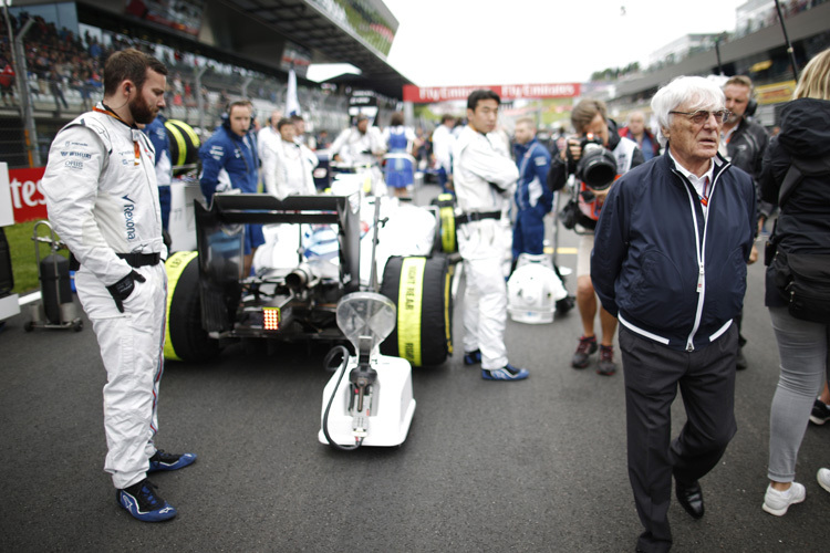 Bernie Ecclestone auf der Startaufstellung