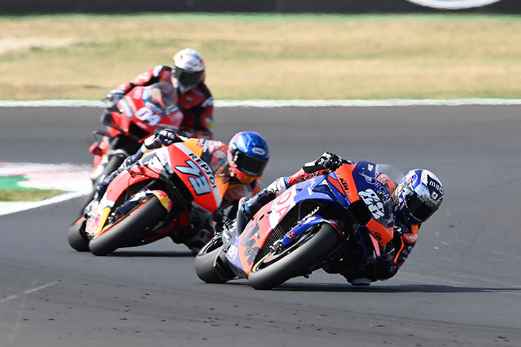 Miguel Oliveira (88) im Vormarsch vor Alex Márquez (73) und Dovizioso (04)